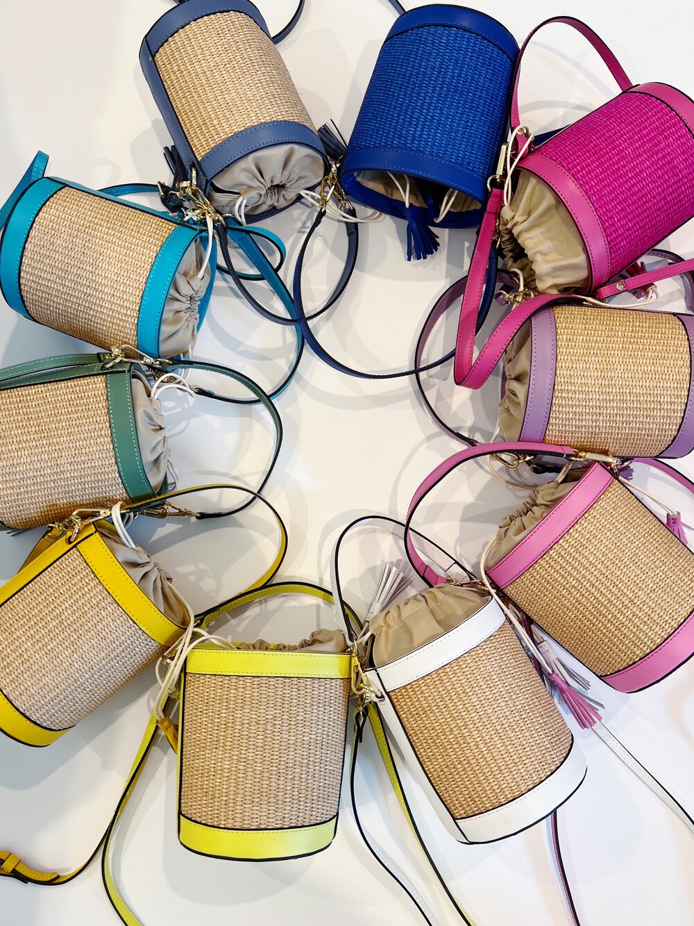 RAFFIA BUCKET BAG